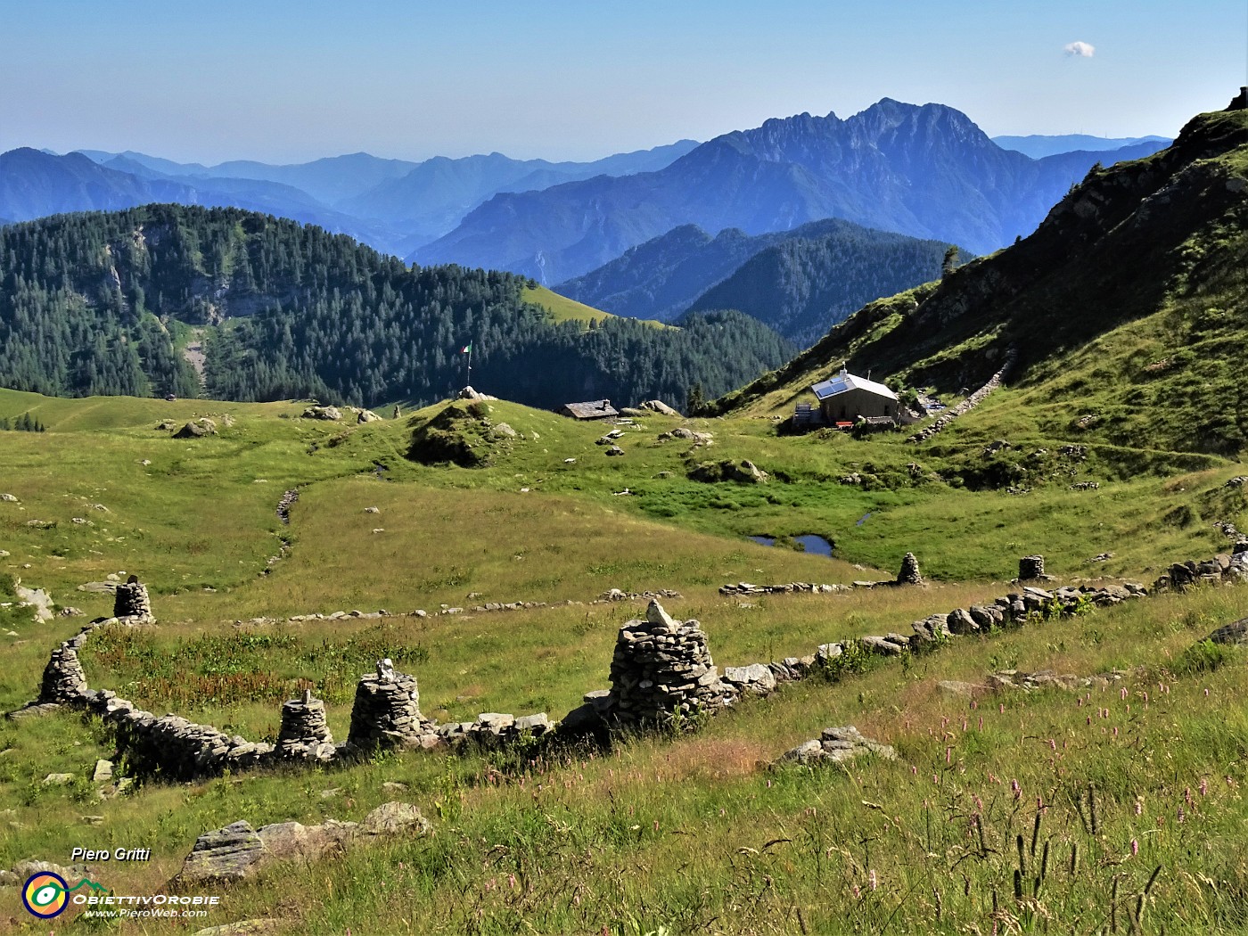 75 Dal Bivacco Zamboni vista vista sui pascoli al Rif. Balicco (1995 m).JPG